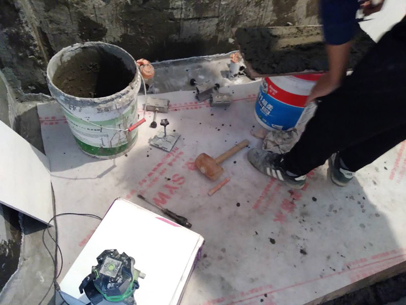 廁所墻面貼瓷磚：廁所貼瓷磚：首先應(yīng)除去基層表面的污垢，油漬，浮灰;除去基層上所有涂料層，膩?zhàn)訉?如果基層未能達(dá)到平整度要求，需對(duì)基層進(jìn)行預(yù)先的找平處理；鋪貼瓷磚前需事先找好垂直線，以此為基準(zhǔn)鋪貼的瓷磚高低均勻、垂直美觀；應(yīng)對(duì)瓷磚的色彩、紋理、表面平整等進(jìn)行嚴(yán)格的挑選，然后按照?qǐng)D紙要求預(yù)鋪，調(diào)制粘結(jié)劑；然后將調(diào)制好的漿料均勻地抹在瓷磚背面，要求漿料飽滿，瓷磚平整地鋪貼在基層上，使用橡膠錘將瓷磚拍實(shí)鋪平；最后瓷磚鋪貼結(jié)束后24小時(shí)，可進(jìn)行嵌縫施工，嵌縫后用浸濕的織物清理多余的嵌縫劑，保持瓷磚表面清潔。