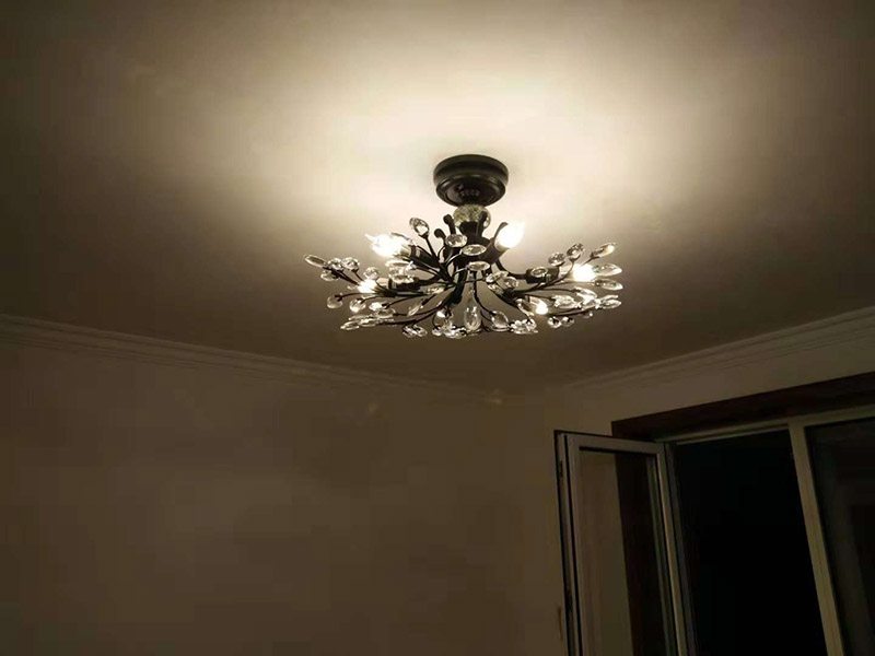 燈具安裝維修：燈具安裝主要有普通式燈頭安裝和掉線式燈頭安裝。普通式燈頭安裝將電源線留足維修長度后剪除多余電源線，然后剝出線頭，采用連接螺釘將燈座安在接線盒上。掉線式燈頭安裝是將電源線留足維修長度后剪除余線并剝出線頭，把導(dǎo)線穿過燈頭底座，用連接螺釘把底座固定在接線盒上。燈具安裝完成后，可以打開電源，測試燈具是否可以正常的使用。