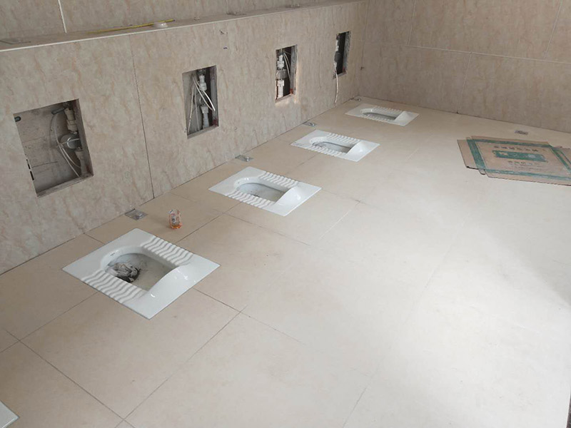 公廁施工裝修：衛(wèi)生間裝修的第一個(gè)步驟就是水電改造，水電改造直接影響到入住后衛(wèi)生間的使用效果，所以，這個(gè)步驟非常重要。首先，大家需要確定與水電相關(guān)的所有設(shè)備的尺寸大小、擺放位置和安裝方式；水電改造完成之后，就到了防水處理的步驟。衛(wèi)生間防水處理不僅要處理好地面的防水工作，還不能忽視了墻面的防水工作，衛(wèi)生間內(nèi)使用的所有開(kāi)關(guān)插座都要裝上防水蓋，做好每個(gè)細(xì)節(jié)的防水處理，這要也能為日后省去不少麻煩。瓷磚是衛(wèi)生間地面常用的裝修材料，具有不錯(cuò)的裝飾作用，而且我們可以使用一跌防水性能不錯(cuò)的瓷磚，這要也能好的保護(hù)到衛(wèi)生間內(nèi)的地面和墻體。衛(wèi)生間地面的瓷磚不僅要考慮到防水性，也要考慮到防滑性，大家最好選表面有凹凸紋路的瓷磚，這種瓷磚不僅防水還防滑。在選擇衛(wèi)生間吊頂材料的時(shí)候，一定要注意材料的防水性，因?yàn)槲覀冊(cè)阢逶∵^(guò)程中會(huì)產(chǎn)生水汽，水汽蒸發(fā)到吊頂上，如果使用的吊頂材料不具備防水的性能，時(shí)間內(nèi)長(zhǎng)了就會(huì)出現(xiàn)霉變、變形等情況。