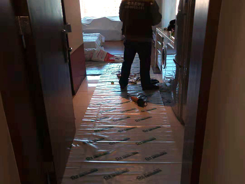 公寓衛(wèi)生間翻新保護(hù)：成品保護(hù)：可能有人會(huì)問(wèn)，我衛(wèi)生間要整體改造，沒(méi)有什么保留的東西，要保護(hù)什么呢？但是你想想，這些被拆除的物品，在外運(yùn)的時(shí)候，殘?jiān)苋菀讋潅依锏牡匕?，所以，包括地板在?nèi)的一部分墻面、家具都需要做成品保護(hù)。 整體拆除：包括熱水器、馬桶等整體拆除，垃圾外運(yùn)。 隱蔽工程：1、：衛(wèi)生間防水工程防水最關(guān)鍵：淋浴區(qū)墻面防水不得低于1.8米衛(wèi)生間其他區(qū)域防水不得低于1.2米馬桶位置防水不得低于50cm防水工程要多重保險(xiǎn)，防水涂料+防水布+密封積水測(cè)試；2、：電路工程依據(jù)具體用電情況可以使用：4平方的電線（6000~7000W）或者6平方的電線（8000~11000W）PS:電路和水路開(kāi)槽要橫平豎直，最好不要橫向開(kāi)槽（橫開(kāi)槽不要超過(guò)50cm），開(kāi)槽深度不要超過(guò)三公分（為了墻體安全），穿線管用些好點(diǎn)的PVC管材，水、電管每400~800mm一個(gè)卡扣。3、瓷磚墻固+防水+墻面拉毛+周正找平+瓷磚粘接劑+瓷磚做完防水，就是墻面拉毛處理，墻面拉毛為的就是防止瓷磚后期空鼓，周正找平就是為了墻面的平整，瓷磚粘接劑~（瓷磚要用水浸）