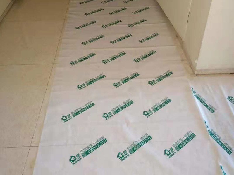 公寓衛(wèi)生間翻新保護(hù)：成品保護(hù)：可能有人會(huì)問(wèn)，我衛(wèi)生間要整體改造，沒(méi)有什么保留的東西，要保護(hù)什么呢？但是你想想，這些被拆除的物品，在外運(yùn)的時(shí)候，殘?jiān)苋菀讋潅依锏牡匕澹?，包括地板在?nèi)的一部分墻面、家具都需要做成品保護(hù)。 整體拆除：包括熱水器、馬桶等整體拆除，垃圾外運(yùn)。 隱蔽工程：1、：衛(wèi)生間防水工程防水最關(guān)鍵：淋浴區(qū)墻面防水不得低于1.8米衛(wèi)生間其他區(qū)域防水不得低于1.2米馬桶位置防水不得低于50cm防水工程要多重保險(xiǎn)，防水涂料+防水布+密封積水測(cè)試；2、：電路工程依據(jù)具體用電情況可以使用：4平方的電線（6000~7000W）或者6平方的電線（8000~11000W）PS:電路和水路開(kāi)槽要橫平豎直，最好不要橫向開(kāi)槽（橫開(kāi)槽不要超過(guò)50cm），開(kāi)槽深度不要超過(guò)三公分（為了墻體安全），穿線管用些好點(diǎn)的PVC管材，水、電管每400~800mm一個(gè)卡扣。3、瓷磚墻固+防水+墻面拉毛+周正找平+瓷磚粘接劑+瓷磚做完防水，就是墻面拉毛處理，墻面拉毛為的就是防止瓷磚后期空鼓，周正找平就是為了墻面的平整，瓷磚粘接劑~（瓷磚要用水浸）