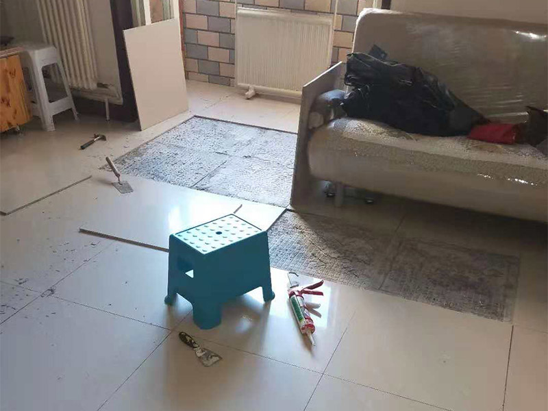 客廳地磚維修：如果砂漿未松動(dòng)的話，只是瓷磚開裂的話，大家可以先把瓷磚背面和周圍粘附的砂漿刮凈，再用107膠摻入少許水泥攪成糊狀，在瓷磚背面均勻分布地涂上薄薄的一層，稍后壓緊瓷磚就會(huì)粘牢了;如果地磚砂漿已脫落的話，那就要在原基面上輕輕鑿些毛坑后，再拌有107膠的沙漿新的鑲貼，在基礎(chǔ)面上刷一層后將開裂的瓷磚壓進(jìn)去，以后沙漿硬化。 裂紋修繕：如果家里地磚經(jīng)常出現(xiàn)裂紋的話，那又應(yīng)當(dāng)如何修繕呢?建議大家可以選用瓷磚膏來修繕地磚的裂紋，這是由于它需要產(chǎn)生和地磚表面一致的光潔的視覺效果，并且有多種顏色可選，柔軟耐磨，因此大家也可以用它來修復(fù)顯著的裂紋，起掩蓋遮擋作用。 硬物磕壞用色粉調(diào)補(bǔ)人們?cè)谄匠Ｉ钪须y免會(huì)磕碰到地磚,造成地磚經(jīng)常出現(xiàn)損壞或者劃痕。假如您不想將原有的地磚替換掉的話，那可以用云石膠加固化劑，用色粉調(diào)成接近的顏色，填到瓷面空缺上，硬化以后拋光打磨，不過這種作法可能會(huì)造成有所不同程度的色差問題。 地磚裂縫：建議鑿磚另貼如果您家地磚早已損壞相當(dāng)嚴(yán)重的話，非常簡(jiǎn)單的修復(fù)早已難以讓它恢復(fù)原狀了，那這時(shí)大家就必須將整塊就磚換掉。值得注意的是大家鑿磚時(shí)要小心，建議請(qǐng)專業(yè)工人，然后再粘一塊同樣的磚，這樣效果最好。