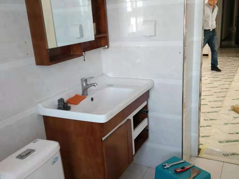 整體衛(wèi)生間翻新：1.衛(wèi)生間的墻面一定要做30cm的防水涂料，避免積水浸透墻面。如果衛(wèi)生間的墻面是輕體墻的話可以把整個(gè)墻面都涂上防水涂料。其次兩扇式的淋浴屏它的兩面墻都要涂上防水涂料。 2.瓷磚不僅可以避免潮濕的侵蝕，而且還可以保護(hù)墻面，所以墻面可以鋪貼滿瓷磚。其次瓷磚的墻面還可以長(zhǎng)久保持整潔和美觀，同時(shí)吊頂?shù)恼趽醪糠忠惨么纱u鋪貼滿，這樣才能更好的保護(hù)好整個(gè)墻面。 3.如果是把原來的地面打掉的話，一定要對(duì)地面進(jìn)行找平處理和防水處理，這樣才能防止在以后的使用中出現(xiàn)滲漏的現(xiàn)象。其次地面的接縫和排水管處一定要用防水涂料涂刷到位。