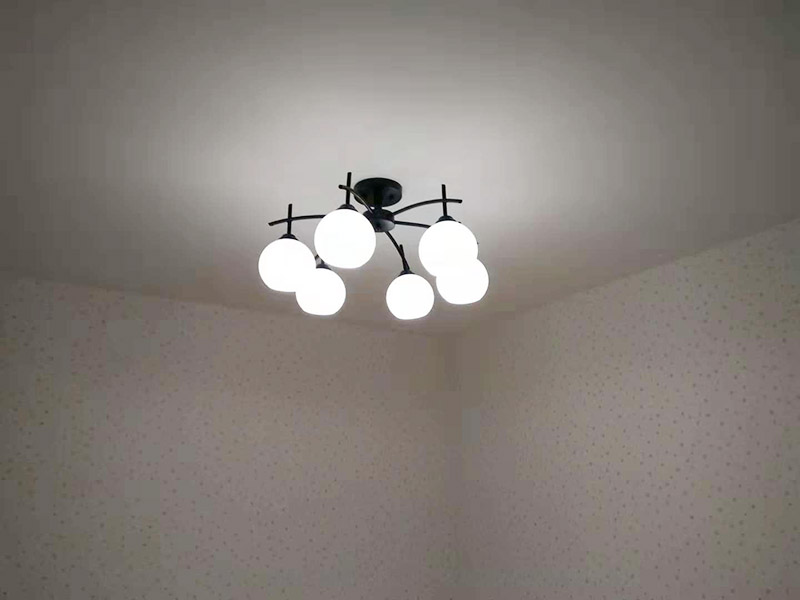 全屋吊燈安裝：1、燈具檢查 檢查燈具安裝附件，查看廠家相關(guān)文件和技術(shù)是否齊全，燈具外觀是否損壞，是否有變形、金屬脫落、腐蝕等現(xiàn)象。 2. 燈具組裝 將燈具各部分連接成一個(gè)整體，燈具螺紋的長(zhǎng)度應(yīng)適當(dāng)，對(duì)于多余的螺紋頭應(yīng)鍍錫，注意火線與零線的區(qū)別，并將線拉直。 3、燈具安裝 燈頭電源線應(yīng)足夠，然后將剩余的電線切斷，取出線頭，用螺絲將燈頭安裝在接線盒上。 4、通電試運(yùn)行 安裝完成后，打開(kāi)電源，檢測(cè)是否通電。