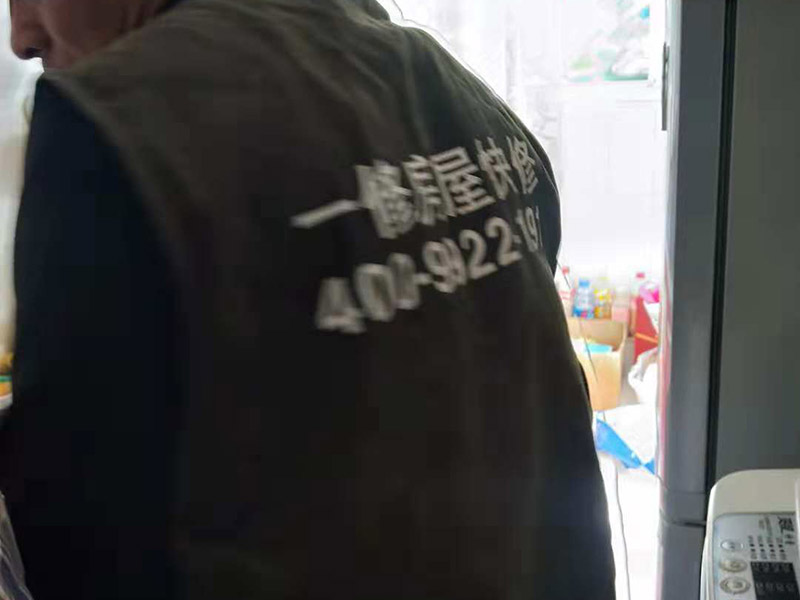 衛(wèi)生間水管安裝：一、衛(wèi)生間水管安裝的正確順序 衛(wèi)生間的水管裝置前定要遵從合理步驟，一般首要和師傅參議水路的詳細(xì)走向，二是用電錘把卡子固定到墻上，三是開端用專業(yè)的熱溶機(jī)對管子進(jìn)行熱熔銜接，四是用試壓泵對整個管線進(jìn)行打壓測試，五是整理現(xiàn)場。二、衛(wèi)生間水管的規(guī)劃布局 衛(wèi)生間水管裝置要根據(jù)水的走向進(jìn)行鋪設(shè)，一般是橫平豎直，盡可能2條管道不交叉，如果穿插要搭過橋，冷熱水管分隔并保持必定的間隔，沐浴混水閥的左右方位正確且裝在浴缸中心，高度最好在1.8m-2.1m間，還要為熱水器的裝置和洗衣機(jī)的進(jìn)出水口預(yù)留方位，做到科學(xué)合理的布局。