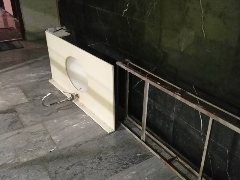 浴室洗面盆拆除安裝：1、首先檢查墻體是否實(shí)芯，不能裝在空心墻體上，因?yàn)榭招膲Σ粔?，用不了就會爛掉。 2、按選定的孔位，用沖擊鉆在墻面上打孔，將掛墻配件中的膨脹管裝入孔中，再用自攻螺釘將主柜與墻面鎖緊。 3、主柜安裝完畢后，再把臺盆放入，調(diào)節(jié)放平。 4、側(cè)柜、置物架安裝方法同主柜。 5、化妝鏡安裝：按化妝鏡背孔安裝規(guī)格在墻面打孔，裝入膨脹管，然后把螺釘擰入膨脹管到適合深度，掛上浴鏡。 6、連接好進(jìn)出水，并檢查密閉性，清理現(xiàn)場。