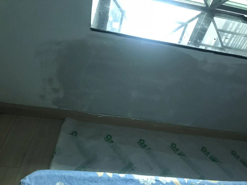 墻面局部補膩子：1、墻面基本干燥，基層含水率不得大于10%。   2、抹灰作業(yè)已全部完成，過墻管道、洞口、陰陽角處理完畢，為確保墻面干燥，各種穿墻孔應(yīng)提前抹灰找平。  3、門、窗、玻璃要提前安裝完畢。 4、地面施工及管道安裝完畢。   5、將墻體空鼓、裂縫修補到位后，再進行膩子施工。裂縫處理方法，用抗裂砂漿將寬100mm的無紡布粘貼在裂縫上，每邊搭接50mm，外面抹抗裂砂漿。  刮膩子時不要污染地面，門窗、玻璃等以完成的分部分項工程。刮膩子完成后要妥善保護，不得磕碰污染墻面。 