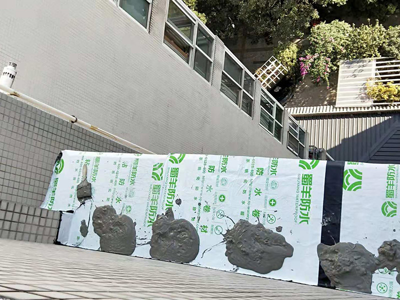 窗戶臺防水維修：(1)清理窗框周邊，查找滲漏縫隙，分析滲漏原因; (2)對于墻體內(nèi)部存在空穴的部位，根據(jù)具體情況考慮化學(xué)灌漿或填充其它彈性防水材料; (3)清理縫隙表面，其表面不應(yīng)有油污，浮塵等隔離物; (4)在窗框周邊縫隙內(nèi)嵌填彈性密封材料; (5)試水檢驗(yàn)防水效果。 主要是在窗戶的外面做防水處理，一般是墻面上批刮耐水膩?zhàn)印⑺⒎浪苛?。?dāng)然，如果事先做一下基礎(chǔ)防水的話，那么防水的效果會更好了。