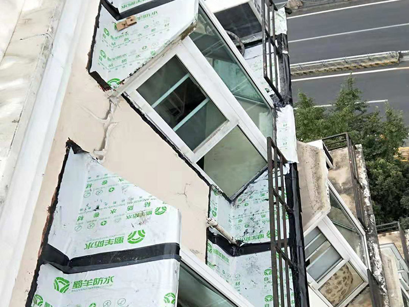 窗戶臺防水維修：(1)清理窗框周邊，查找滲漏縫隙，分析滲漏原因; (2)對于墻體內(nèi)部存在空穴的部位，根據(jù)具體情況考慮化學(xué)灌漿或填充其它彈性防水材料; (3)清理縫隙表面，其表面不應(yīng)有油污，浮塵等隔離物; (4)在窗框周邊縫隙內(nèi)嵌填彈性密封材料; (5)試水檢驗(yàn)防水效果。 主要是在窗戶的外面做防水處理，一般是墻面上批刮耐水膩?zhàn)?、刷防水涂料。?dāng)然，如果事先做一下基礎(chǔ)防水的話，那么防水的效果會更好了。