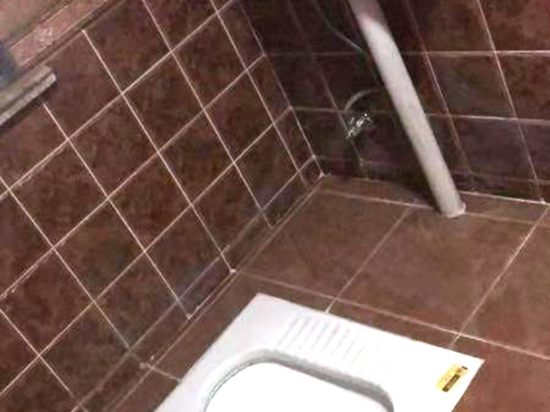 廁所瓷磚美縫：準(zhǔn)備好施工工具，將瓷磚隙內(nèi)的臟污清理干凈，建議縫隙在1.5到2mm深度合適?？p隙清理干凈后， 擰開管蓋裝上混合管安裝好膠槍，舍棄掉前端40cm 不可用的預(yù)留料，沿著縫隙均勻打出 美縫劑（先豎后橫），可用刮板或者壓縫 鋼球、手指套沿著縫隙壓出 U型面！靜等2到3個(gè)小時(shí) 固化后用清縫鏟刀輔助清理 縫隙邊緣余料！