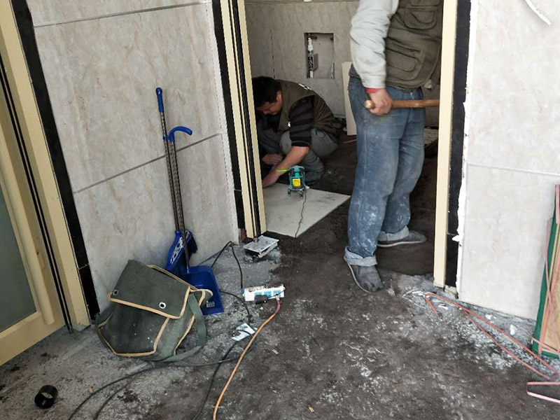 公廁貼磚維修：基層處理：應全部清理墻面上的各類污物，打掃干凈現(xiàn)場，特別是腳落里。 批墻、墻面找平：用泥刀先批墻，后用水泥漿找平。這個工序很重要，確保底子平，防止貼后空鼓。 刷防水涂料：墻面要刷防水涂料，防止貼后浸水，一般高度不低于1.8米，刷的時候會稍高一些。 找水平基準線：根據(jù)設(shè)計鋪貼圖樣的要求，確定排磚方案，用墨斗彈線，以減少施工損耗。 粘結(jié)劑上墻：把剛剛攪拌好的粘結(jié)劑漿料均勻的刮到墻上。 瓷磚上墻將經(jīng)過預先清潔的瓷磚平整地鋪貼在粘結(jié)劑漿料基層上，使用橡膠錘將瓷磚拍實鋪平。施工過程中，可小幅度轉(zhuǎn)動瓷磚，使?jié){料與瓷磚背面充分接觸。專家建議在鋪貼時，隨機取下已鋪貼于基層上的瓷磚作檢查。確保漿料與瓷磚背面的充分接觸。 留縫大小調(diào)整根據(jù)瓷磚的尺寸，在磚與磚之間預留相應尺寸的縫隙留待嵌縫。可用牙簽等先固定，粘結(jié)劑具有一定的可調(diào)整性，可對留縫的大小進行調(diào)整。