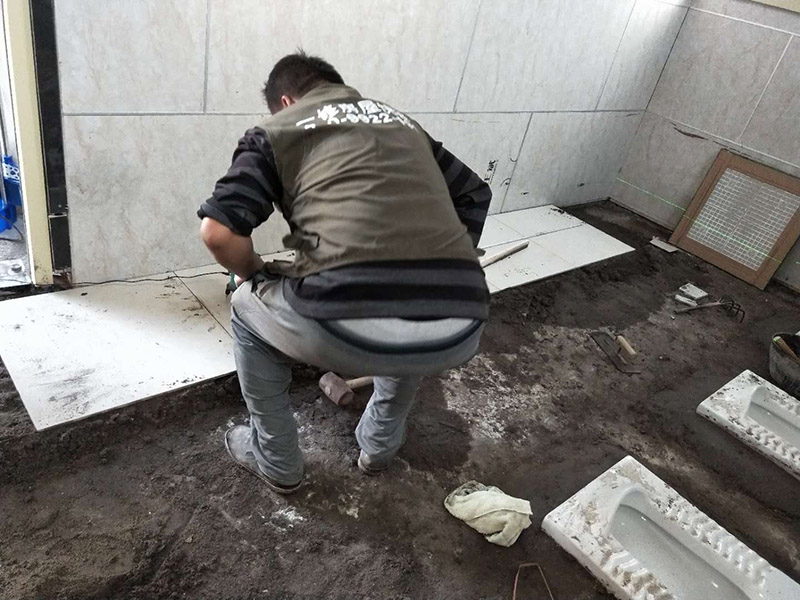 公廁貼磚維修：基層處理：應全部清理墻面上的各類污物，打掃干凈現(xiàn)場，特別是腳落里。 批墻、墻面找平：用泥刀先批墻，后用水泥漿找平。這個工序很重要，確保底子平，防止貼后空鼓。 刷防水涂料：墻面要刷防水涂料，防止貼后浸水，一般高度不低于1.8米，刷的時候會稍高一些。 找水平基準線：根據(jù)設(shè)計鋪貼圖樣的要求，確定排磚方案，用墨斗彈線，以減少施工損耗。 粘結(jié)劑上墻：把剛剛攪拌好的粘結(jié)劑漿料均勻的刮到墻上。 瓷磚上墻將經(jīng)過預先清潔的瓷磚平整地鋪貼在粘結(jié)劑漿料基層上，使用橡膠錘將瓷磚拍實鋪平。施工過程中，可小幅度轉(zhuǎn)動瓷磚，使?jié){料與瓷磚背面充分接觸。專家建議在鋪貼時，隨機取下已鋪貼于基層上的瓷磚作檢查。確保漿料與瓷磚背面的充分接觸。 留縫大小調(diào)整根據(jù)瓷磚的尺寸，在磚與磚之間預留相應尺寸的縫隙留待嵌縫?？捎醚篮灥认裙潭ǎ辰Y(jié)劑具有一定的可調(diào)整性，可對留縫的大小進行調(diào)整。