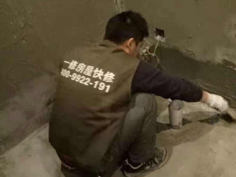 公寓做防水維修：1.利用水泥砂漿水泥砂漿或豆石混凝土鋪平坡度。訣竅是：地漏附近坡度大，門口附近坡度小。 2.利用管根密封膏封嚴(yán)管線，管線要穿透樓板根部。刷防水涂料時(shí)可以貼1-2層玻璃絲布加強(qiáng)防水性。 3.墻壁表面打磨成干凈平光沒(méi)有顆?；覊m，墻壁與地面的交接區(qū)域注意原角和坡角的設(shè)置。 4.聚氨酯防水涂膜由管根和墻角處開(kāi)始進(jìn)行涂抹，在常溫下經(jīng)過(guò)4小時(shí)放干后，再大面積涂抹和刮刷。注意涂料總厚度大于1. 5毫米，不能有漏刮和鼓泡的不良現(xiàn)象。24小時(shí)后立面涂刷下一層，之后再以垂直的方向進(jìn)行二次涂刷。最后涂膜半固化，拋甩粗砂粒方便與水泥砂漿融合。 5.防水層的設(shè)置與具體區(qū)域有關(guān)。防水地面的防水層應(yīng)高出地面200寬，地面防水層應(yīng)超出衛(wèi)生間門口以外300寬。而又淋浴的衛(wèi)生間墻面防水層則應(yīng)設(shè)置為高出地面1800寬。 6.展開(kāi)閉水實(shí)驗(yàn)的時(shí)候，先完成防水工作再利用包立管方法。之后再局部進(jìn)行防水。閉水試驗(yàn)也可為了避免破壞地面防水層而免做。