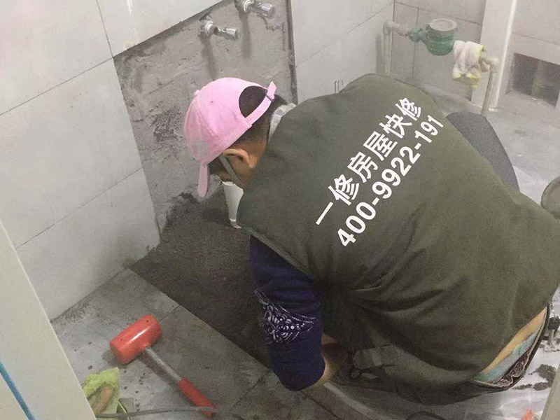 馬桶地面貼磚：干鋪法是將沙子和水泥按照3：1的比例混合后兌少量的水，使水泥和沙子混合到可以用手攥成團(tuán)的黏稠度。將混合好的沙子水泥鋪在地面上，用一個(gè)平板把表面摸平。在瓷磚背面抹上黏稠度非常高的水泥，把瓷磚放到地面上，用橡皮錘敲實(shí)就完成了,主要用于地面瓷磚的鋪裝。 濕鋪法，是將沙子和水泥按照2：1的比例混合后兌水和好，水的量要多一些，使沙子和水泥的黏稠度高一些。然后涂抹到用水浸泡好的瓷磚背面貼到墻面上。濕鋪發(fā)主要應(yīng)用與墻面。