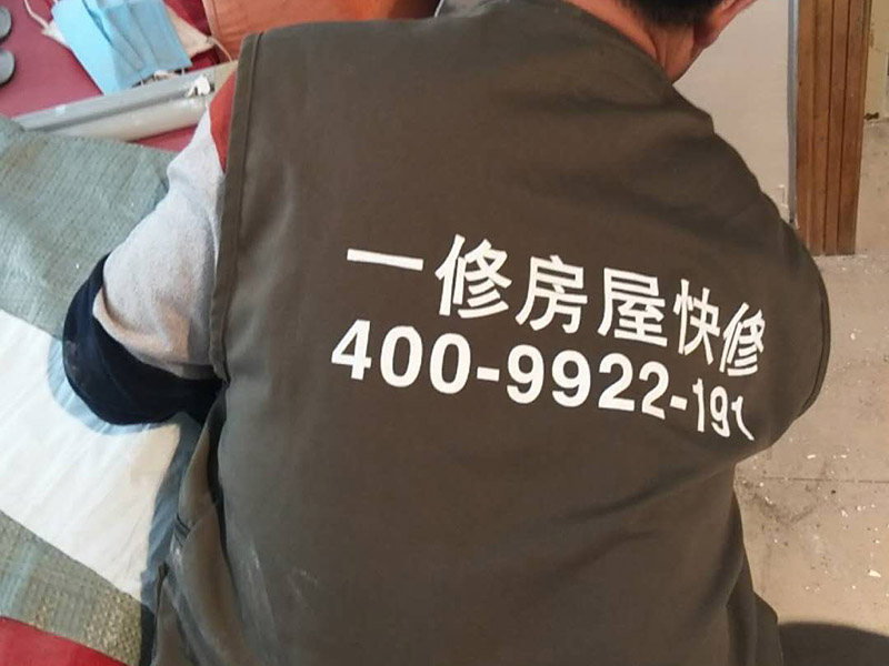 局部墻面補(bǔ)膩?zhàn)樱汗文佔(zhàn)訉?duì)不同的墻體有著不同的要求，像比較常見(jiàn)的混凝土的墻面，會(huì)出現(xiàn)一些氣孔與鼓起的現(xiàn)象，所以就要先把墻面修平整掉，磨平凸起處，填補(bǔ)凹陷處。 基層做好處理后，墻面還是會(huì)有一些凹陷的地方，這個(gè)時(shí)候就可以用石膏膩?zhàn)觼?lái)補(bǔ)平。將石膏膩?zhàn)訅簩?shí)凹陷處，橫抹豎起的地方再重新刮一遍，這樣來(lái)確保墻面的平整。 墻面上可能會(huì)有油污等這些東西，所以需要涂刷一下火堿水溶液，不過(guò)在涂刷時(shí)一定要注意，一邊涂刷一邊就要拿清水清洗墻面，這樣不僅可以加快一點(diǎn)速度，而且效果也好。 刮膩?zhàn)又埃瑖娝⒁槐檎辰Y(jié)劑，就可以開(kāi)始刮膩?zhàn)恿恕Ｔ诠文佔(zhàn)拥臅r(shí)候注意，避免留下浮膩?zhàn)右约肮魏郏乐鼓佔(zhàn)由险瓷匣覊m、砂礫等雜物，然后按照規(guī)范刮就可以了。 第一遍膩?zhàn)庸瓮旰?，仔?xì)檢查看看墻面還有沒(méi)有問(wèn)題，等到膩?zhàn)油晖耆赏钢?，用?xì)砂紙仔細(xì)地打磨一遍，如果還是有凹陷的情況，那么就用膩?zhàn)釉僖淮芜M(jìn)行修補(bǔ)找平。