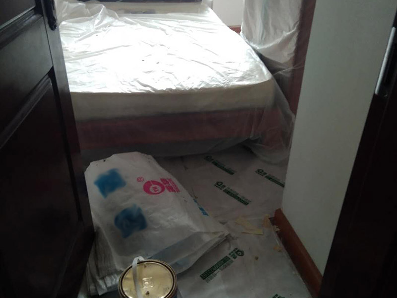 家具拆除，墻面補石膏：1、壓力灌漿法：空氣壓縮機將粘合劑灌人磚墻裂縫內(nèi)，將開裂的墻重新粘合在一起。  2、外力修補法：將原有的縫隙打開，用彈性膩子修補，或者是使用的確良布整粘。  3、到市場上購買一些油漆專用的亞麻布，將亞麻布用白膠貼至墻體，然后待干透后涂上水泥漆，這樣的話，可以保證墻體不再有裂縫，也可以起到堅固墻體的作用。  4、將墻體表面的保溫板去掉，或者是把墻體表面的水泥去掉，在外面安裝一層石膏板最后在上面做乳膠漆。但此種方法工程耗量大，也有一定的難度。  5、大面積的裂縫，將開裂的墻面基底做出一個&ldquo;U&rdquo;形狀，對基底進行修補，最后掛上鋼絲網(wǎng)就可以了。