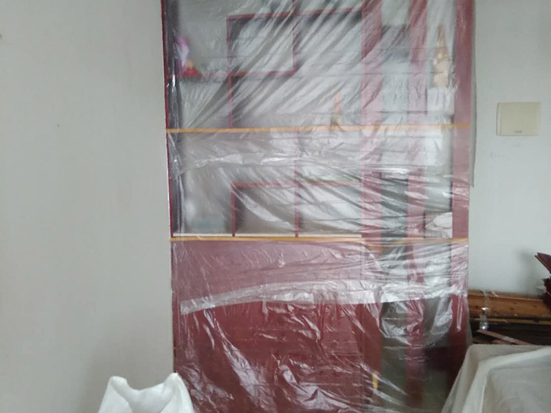 家具拆除，墻面補石膏：1、壓力灌漿法：空氣壓縮機將粘合劑灌人磚墻裂縫內(nèi)，將開裂的墻重新粘合在一起。  2、外力修補法：將原有的縫隙打開，用彈性膩子修補，或者是使用的確良布整粘。  3、到市場上購買一些油漆專用的亞麻布，將亞麻布用白膠貼至墻體，然后待干透后涂上水泥漆，這樣的話，可以保證墻體不再有裂縫，也可以起到堅固墻體的作用。  4、將墻體表面的保溫板去掉，或者是把墻體表面的水泥去掉，在外面安裝一層石膏板最后在上面做乳膠漆。但此種方法工程耗量大，也有一定的難度。  5、大面積的裂縫，將開裂的墻面基底做出一個&ldquo;U&rdquo;形狀，對基底進行修補，最后掛上鋼絲網(wǎng)就可以了。