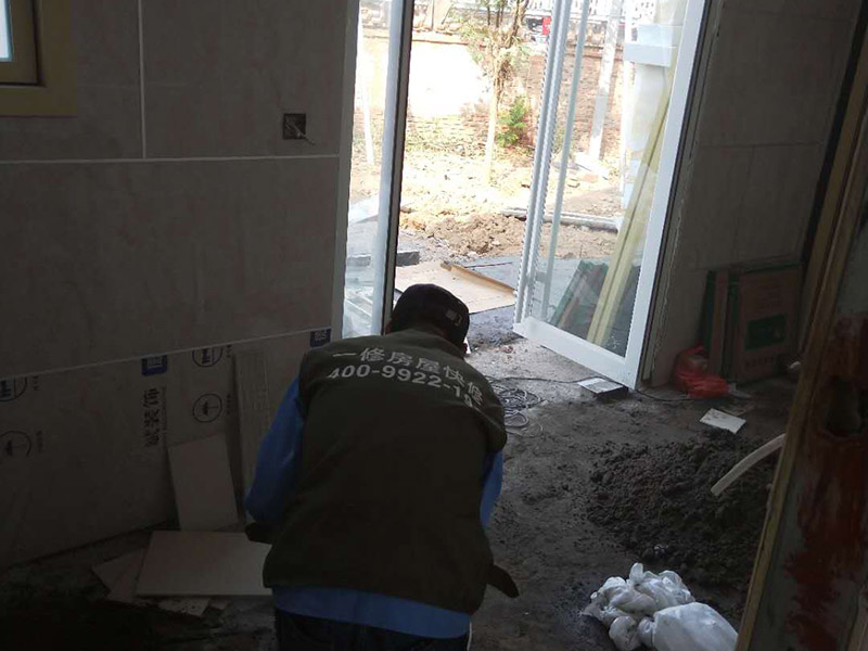 地面貼磚：1、地板磚鋪貼之基層處理 在進行地面鋪設(shè)瓷磚前，首選需要將地面清理干凈，保持地面的平整和干凈，因此，我們需要對地面進行找平處理，保證地板磚鋪貼基層的平整，然后需要將地面的雜物和灰塵清理干凈，地面不能有凹凸不平的地方，有的話需要將其填平。 2、 地板磚鋪貼之彈線 地磚在鋪貼之前需要設(shè)好彈線，彈線的主要作用就是對于地板磚鋪貼的區(qū)域進行規(guī)劃，在貼瓷磚之前，需要在四周的墻面彈出標(biāo)高控制線，保證瓷磚與鋪貼的高度一致。 3、 地板磚鋪貼之預(yù)鋪 在瓷磚進行預(yù)鋪之前，需按照裝修風(fēng)格和用戶喜好選擇合適的瓷磚磚，同時按照設(shè)計選擇合適的地板磚的款式、顏色等，選擇沒有缺陷的地板磚進行預(yù)鋪，在預(yù)鋪的時候需要對地板磚的組合、顏色、尺寸進行調(diào)整，以達到最佳組合效果。 4 浸水處理 在貼瓷磚時候需要注意對瓷磚進行浸水處理，確保瓷磚背面濕潤，正面干燥，然后按照瓷磚磚鋪貼要求調(diào)和水泥比例，在鋪貼的時候可以用橡皮錘敲擊瓷磚表面，幫助達到平整要求。 5、地板磚鋪貼之勾縫 在不同區(qū)域內(nèi)鋪貼的瓷磚，它的勾縫時間也不想聽，通常情況在瓷磚鋪貼完成之后24小時內(nèi)進行清理勾縫，在將地板磚縫隙之間的雜質(zhì)清理干凈之后，在用專業(yè)的填縫劑進行勾縫處理。 6 地板磚鋪貼之清理 在地板磚鋪貼的時候就，我們就要一邊鋪貼一邊清理，而在鋪貼完成之后需要用棉紗等對地面瓷磚進行整體的清理。