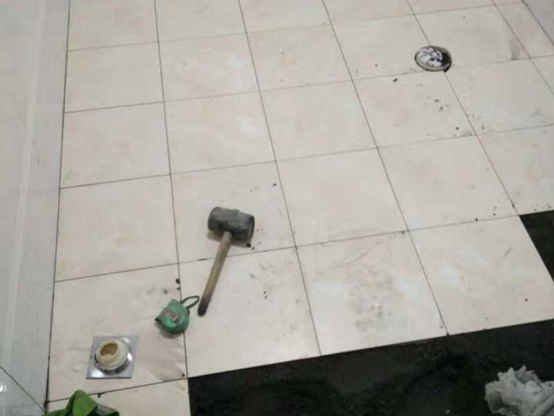 衛(wèi)生間貼磚：基層處理：應(yīng)全部清理墻面上的各類污物，打掃干凈現(xiàn)場，特別是腳落里。 批墻、墻面找平：用泥刀先批墻，后用水泥漿找平。這個工序很重要，確保底子平，防止貼后空鼓。 刷防水涂料：墻面要刷防水涂料，防止貼后浸水，一般高度不低于1.8米，刷的時候會稍高一些。 找水平基準(zhǔn)線：根據(jù)設(shè)計鋪貼圖樣的要求，確定排磚方案，用墨斗彈線，以減少施工損耗。 粘結(jié)劑上墻：把剛剛攪拌好的粘結(jié)劑漿料均勻的刮到墻上。 瓷磚上墻將經(jīng)過預(yù)先清潔的瓷磚平整地鋪貼在粘結(jié)劑漿料基層上，使用橡膠錘將瓷磚拍實鋪平。施工過程中，可小幅度轉(zhuǎn)動瓷磚，使?jié){料與瓷磚背面充分接觸。專家建議在鋪貼時，隨機(jī)取下已鋪貼于基層上的瓷磚作檢查。確保漿料與瓷磚背面的充分接觸。 留縫大小調(diào)整根據(jù)瓷磚的尺寸，在磚與磚之間預(yù)留相應(yīng)尺寸的縫隙留待嵌縫。可用牙簽等先固定，粘結(jié)劑具有一定的可調(diào)整性，可對留縫的大小進(jìn)行調(diào)整。