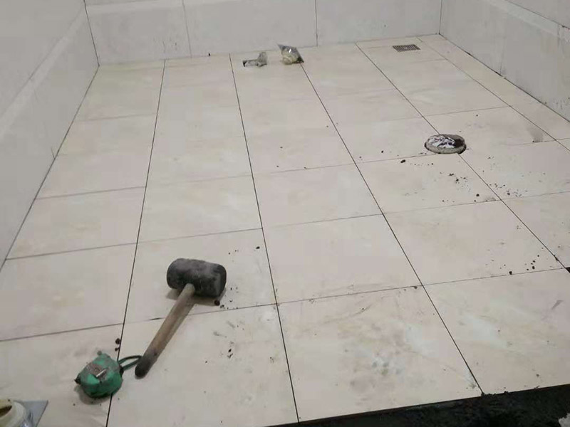 衛(wèi)生間貼磚：基層處理：應(yīng)全部清理墻面上的各類污物，打掃干凈現(xiàn)場，特別是腳落里。 批墻、墻面找平：用泥刀先批墻，后用水泥漿找平。這個工序很重要，確保底子平，防止貼后空鼓。 刷防水涂料：墻面要刷防水涂料，防止貼后浸水，一般高度不低于1.8米，刷的時候會稍高一些。 找水平基準(zhǔn)線：根據(jù)設(shè)計鋪貼圖樣的要求，確定排磚方案，用墨斗彈線，以減少施工損耗。 粘結(jié)劑上墻：把剛剛攪拌好的粘結(jié)劑漿料均勻的刮到墻上。 瓷磚上墻將經(jīng)過預(yù)先清潔的瓷磚平整地鋪貼在粘結(jié)劑漿料基層上，使用橡膠錘將瓷磚拍實鋪平。施工過程中，可小幅度轉(zhuǎn)動瓷磚，使?jié){料與瓷磚背面充分接觸。專家建議在鋪貼時，隨機(jī)取下已鋪貼于基層上的瓷磚作檢查。確保漿料與瓷磚背面的充分接觸。 留縫大小調(diào)整根據(jù)瓷磚的尺寸，在磚與磚之間預(yù)留相應(yīng)尺寸的縫隙留待嵌縫。可用牙簽等先固定，粘結(jié)劑具有一定的可調(diào)整性，可對留縫的大小進(jìn)行調(diào)整。