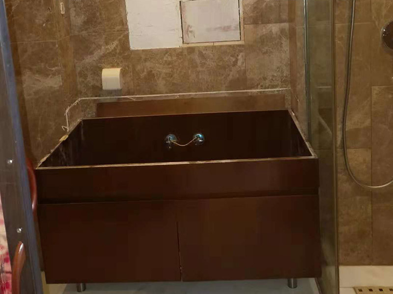 浴室柜拆除維修：（1）確認(rèn)好浴室柜的安裝位置：在鋪地磚和墻磚前，就要確認(rèn)好浴室柜的安裝位置，由于安裝浴室柜是要在墻上打孔的，還需要進(jìn)水孔和排水孔的，一旦安裝后一般不能移動(dòng)位置的，所以確認(rèn)好浴室柜的安裝位置是安裝前的必備條件。（2）購買浴室柜時(shí)要根據(jù)安裝位置確認(rèn)浴室柜的形狀和大?。涸∈夜竦奈恢么_定后，只能根據(jù)安裝位置來定浴室柜的形狀和大小。（3）認(rèn)準(zhǔn)水管的管線圖和電線的線路圖：安裝時(shí)要在墻上用沖氣鉆打孔，所以安裝前確認(rèn)管線圖和線路圖至關(guān)重要，如果打破水管或電線線路圖就要撬開部分墻磚，造成不必要的損失。