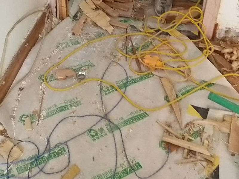 房屋整體拆除：1、室內(nèi)拆除改造工程拆除總的流程是從上至下拆除，我們都知道在拆除過程中由于造成的噪音與粉塵污染較為嚴(yán)重，因此合理安排各工序剔除順序是尤為重要的。另外我們應(yīng)嚴(yán)格執(zhí)行由上而下的工作程序，拆除室內(nèi)天棚和隔墻前要求外窗封閉。防止噪音與粉塵外溢保護周圍環(huán)境不受到污染，具體工程順序為室內(nèi)門拆除&rarr;燈具拆除&rarr;吊頂拆除&rarr;隔墻拆除&rarr;乳膠漆工程&rarr;隔斷工程&rarr;吊頂工程。 2、頂、墻、地拆除時石膏板、鋁扣板吊頂拆除要安順序一塊一塊拆掉;隔墻拆除時嚴(yán)禁采用掏掘或推倒的方法，我們應(yīng)該要用手錘一塊一塊拆。燈具拆除前首先由水電專業(yè)工人斷掉水電總閘，將潔具、燈具、散熱器拆除，在拆除燈具前將線頭用絕緣膠布包好以防漏電。拆除門、門套時由木工將木門及窗簾桿用螺絲刀然后用撬桿將門套等拆除。