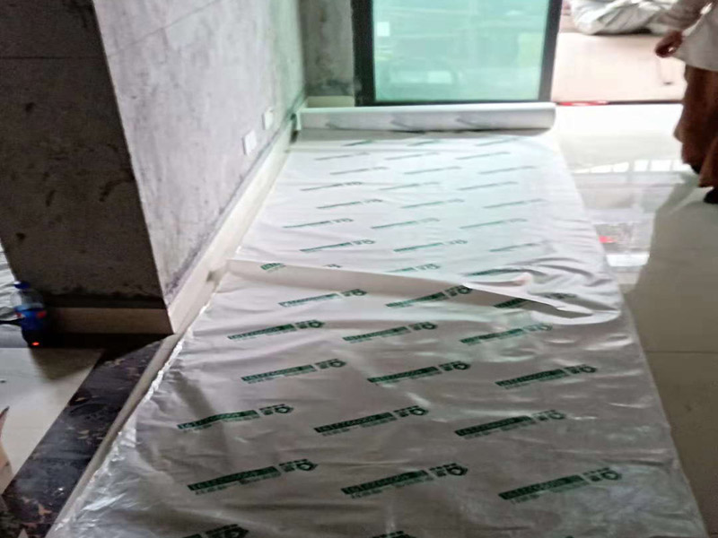 1.舊墻翻新，墻面，頂面，包輔料，不含漆，約260平米；臥室打地面。2.拆除地板，墻群板，衣柜，櫥柜，含建渣外運。3.約40米的石膏線。4.樓下拆除門，門套，窗套，共十來個。拆除兒童房衣柜。廚房門套貼瓷磚5.開槽安裝電話線，網(wǎng)線。6.墻內(nèi)鞋柜開洞，加高尺寸。踢腳線局部修補，含建渣外運，簽合同時師傅收取30%定金。7.廚房墻磚改造40平米。包人工和輔料一項，貼貼磚的基礎(chǔ)上加拼花。8.廚房走線安裝一個5孔插線板，5米，廚房地漏做防水補磚。