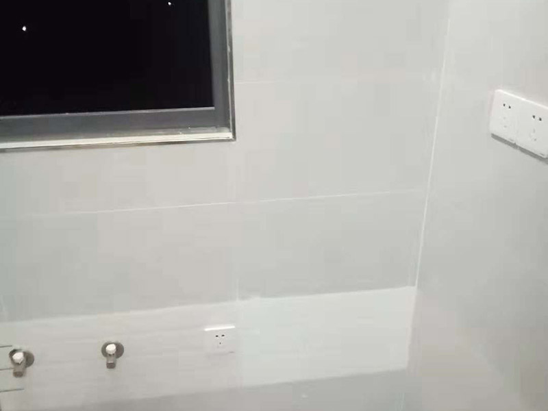 插座開關(guān)安裝：在安裝時(shí)先對開關(guān)插座底盒進(jìn)行清潔，特別是將盒內(nèi)的灰塵雜質(zhì)清理干凈，并用濕布將盒內(nèi)殘存灰塵擦除。這樣做可預(yù)防特殊雜質(zhì)影響電路使用的情況。 二、電源線處理； 將盒內(nèi)甩出的導(dǎo)線留出維修長度，然后削出線芯，注意不要碰傷線芯。將導(dǎo)線按順時(shí)針方向盤繞在開關(guān)或插座對應(yīng)的接線柱上，然后旋緊壓頭，要求線芯不得外露。 三、插座三線接線方法； 火線接入開關(guān)2個(gè)孔中的一個(gè)A標(biāo)記，再從另一個(gè)孔中接出絕緣線接入下面的插座3個(gè)孔中的L孔內(nèi)接牢。零線直接接入插座3個(gè)孔中的N孔內(nèi)接牢。地線直接接入插座3個(gè)孔中的E孔內(nèi)接牢。若零線與地線錯(cuò)接，使用電器時(shí)會(huì)出現(xiàn)跳閘現(xiàn)象。 四、開關(guān)插座固定安裝； 先將盒子內(nèi)甩出的導(dǎo)線由塑料臺(tái)的出線孔中穿出，再把塑料臺(tái)緊貼于墻面用螺絲固定在盒子上。固定好后，將導(dǎo)線按各自的位置從開關(guān)插座的線孔中穿出，按接線要求將導(dǎo)線壓牢。 最后將開關(guān)或插座貼于塑料臺(tái)上，找正并用螺絲固定牢，蓋上裝飾板。