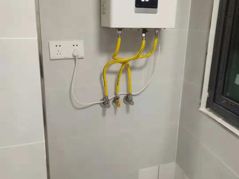 插座開關(guān)安裝：在安裝時(shí)先對開關(guān)插座底盒進(jìn)行清潔，特別是將盒內(nèi)的灰塵雜質(zhì)清理干凈，并用濕布將盒內(nèi)殘存灰塵擦除。這樣做可預(yù)防特殊雜質(zhì)影響電路使用的情況。 二、電源線處理； 將盒內(nèi)甩出的導(dǎo)線留出維修長度，然后削出線芯，注意不要碰傷線芯。將導(dǎo)線按順時(shí)針方向盤繞在開關(guān)或插座對應(yīng)的接線柱上，然后旋緊壓頭，要求線芯不得外露。 三、插座三線接線方法； 火線接入開關(guān)2個(gè)孔中的一個(gè)A標(biāo)記，再從另一個(gè)孔中接出絕緣線接入下面的插座3個(gè)孔中的L孔內(nèi)接牢。零線直接接入插座3個(gè)孔中的N孔內(nèi)接牢。地線直接接入插座3個(gè)孔中的E孔內(nèi)接牢。若零線與地線錯(cuò)接，使用電器時(shí)會(huì)出現(xiàn)跳閘現(xiàn)象。 四、開關(guān)插座固定安裝； 先將盒子內(nèi)甩出的導(dǎo)線由塑料臺(tái)的出線孔中穿出，再把塑料臺(tái)緊貼于墻面用螺絲固定在盒子上。固定好后，將導(dǎo)線按各自的位置從開關(guān)插座的線孔中穿出，按接線要求將導(dǎo)線壓牢。 最后將開關(guān)或插座貼于塑料臺(tái)上，找正并用螺絲固定牢，蓋上裝飾板。