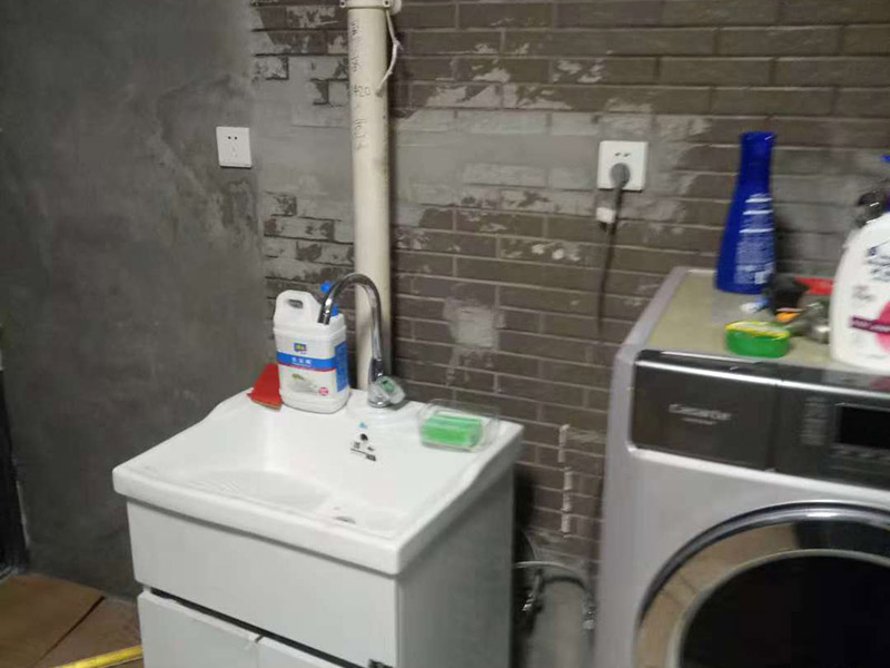 插座開關(guān)安裝：在安裝時(shí)先對開關(guān)插座底盒進(jìn)行清潔，特別是將盒內(nèi)的灰塵雜質(zhì)清理干凈，并用濕布將盒內(nèi)殘存灰塵擦除。這樣做可預(yù)防特殊雜質(zhì)影響電路使用的情況。 二、電源線處理； 將盒內(nèi)甩出的導(dǎo)線留出維修長度，然后削出線芯，注意不要碰傷線芯。將導(dǎo)線按順時(shí)針方向盤繞在開關(guān)或插座對應(yīng)的接線柱上，然后旋緊壓頭，要求線芯不得外露。 三、插座三線接線方法； 火線接入開關(guān)2個(gè)孔中的一個(gè)A標(biāo)記，再從另一個(gè)孔中接出絕緣線接入下面的插座3個(gè)孔中的L孔內(nèi)接牢。零線直接接入插座3個(gè)孔中的N孔內(nèi)接牢。地線直接接入插座3個(gè)孔中的E孔內(nèi)接牢。若零線與地線錯(cuò)接，使用電器時(shí)會(huì)出現(xiàn)跳閘現(xiàn)象。 四、開關(guān)插座固定安裝； 先將盒子內(nèi)甩出的導(dǎo)線由塑料臺(tái)的出線孔中穿出，再把塑料臺(tái)緊貼于墻面用螺絲固定在盒子上。固定好后，將導(dǎo)線按各自的位置從開關(guān)插座的線孔中穿出，按接線要求將導(dǎo)線壓牢。 最后將開關(guān)或插座貼于塑料臺(tái)上，找正并用螺絲固定牢，蓋上裝飾板。