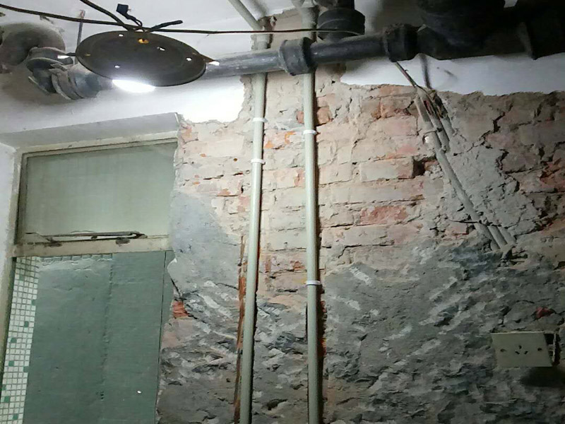 衛(wèi)生間水管安裝：（1）如今的水管一般都有冷熱水管，主要為了使用的便捷性，它們的對(duì)應(yīng)路線要分開，不能距離太近，淋浴水管高度在1.8-2.1米之間，實(shí)際的高度和用戶的身高有關(guān)。 （2）規(guī)劃衛(wèi)生間水管安裝時(shí)候，盡量按照水管走頂不走地的原則，同時(shí)有將各冷，熱水出水水口必須放置水平位置，注意左熱右涼的細(xì)節(jié)。 （3）將管路鋪設(shè)成橫平堅(jiān)直的外形，布局走向要以科學(xué)合理為標(biāo)準(zhǔn)，管卡位置和管道坡度要嚴(yán)格安裝國(guó)家的規(guī)定來。 （4）各類閥門安裝的位置要以平正和精準(zhǔn)為準(zhǔn)則，冷，熱水管要入墻，開槽時(shí)要檢查槽的深度，冷熱水管不能同槽。