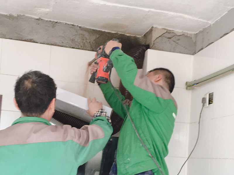 墻面打穿墻孔：1. 水泥墻打孔的方法 1)  在墻面固定擱板有好幾種方法：窄一點(diǎn)的能夠先在墻上釘上木條，通常的紅磚墻面能夠直接用水泥鋼釘釘入，假如是混凝土墻面</a>就先要用電錘打孔然后用木楔敲入孔內(nèi)再釘上木條，接下來即是把擱板固定在木便條上面，不和再用其它木板跟木便條鑲平再釘上飾面板刷上油漆。 2)  但佳固定在墻角上也即是說在兩面墻的交接處這么多了一個(gè)支撐點(diǎn)比較健壯擱板也能適當(dāng)?shù)膶捯稽c(diǎn)。還有即是你說的先在墻面上開槽再把木板插進(jìn)去旁邊的縫隙再用水泥填滿，這種方法的承重力比較大但是槽要開得深一點(diǎn)。通常來講這種擱板的寬度不宜超越三十公分并且佳做成上下崎嶇狀或階梯狀這么既漂亮又健壯。假如想當(dāng)書桌就必須要有支撐了。