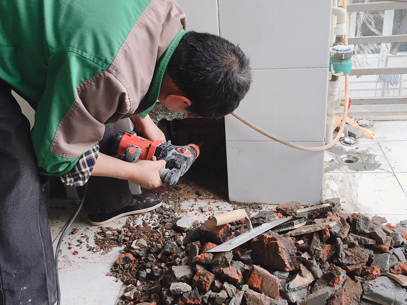 墻體局部打孔拆除：沖擊鉆或是電錘 沖擊鉆依靠旋轉(zhuǎn)和沖擊來工作。單一的沖擊是非常輕微的，但每分鐘 40000多次的沖擊頻率可產(chǎn)生連續(xù)的力。可用于天然的石頭或混凝土。 附有氣動(dòng)錘擊機(jī)構(gòu)的一種帶安全離合器的電動(dòng)式旋轉(zhuǎn)錘鉆。電錘是利用活塞運(yùn)動(dòng)，壓縮氣體沖擊鉆頭，不需要手使多大的力氣，可以在混凝土、磚、石頭等硬性材料上開6--100mm的孔。