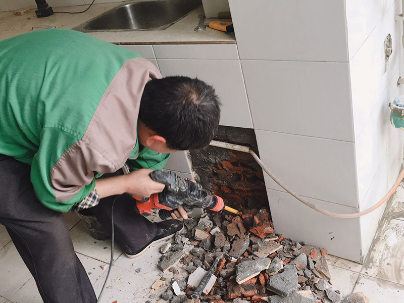 墻體局部打孔拆除：沖擊鉆或是電錘 沖擊鉆依靠旋轉(zhuǎn)和沖擊來工作。單一的沖擊是非常輕微的，但每分鐘 40000多次的沖擊頻率可產(chǎn)生連續(xù)的力?？捎糜谔烊坏氖^或混凝土。 附有氣動(dòng)錘擊機(jī)構(gòu)的一種帶安全離合器的電動(dòng)式旋轉(zhuǎn)錘鉆。電錘是利用活塞運(yùn)動(dòng)，壓縮氣體沖擊鉆頭，不需要手使多大的力氣，可以在混凝土、磚、石頭等硬性材料上開6--100mm的孔。