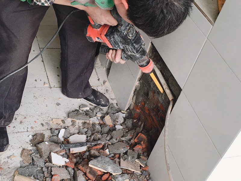 墻體局部打孔拆除：沖擊鉆或是電錘 沖擊鉆依靠旋轉(zhuǎn)和沖擊來工作。單一的沖擊是非常輕微的，但每分鐘 40000多次的沖擊頻率可產(chǎn)生連續(xù)的力?？捎糜谔烊坏氖^或混凝土。 附有氣動(dòng)錘擊機(jī)構(gòu)的一種帶安全離合器的電動(dòng)式旋轉(zhuǎn)錘鉆。電錘是利用活塞運(yùn)動(dòng)，壓縮氣體沖擊鉆頭，不需要手使多大的力氣，可以在混凝土、磚、石頭等硬性材料上開6--100mm的孔。