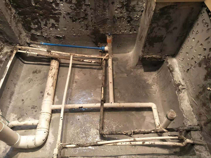 衛(wèi)生間防水：基層處理，基層墻面有空隙、裂縫、不平等缺陷的，用水泥砂漿修補抹平，然后進行防水層施工，將已攪拌好的防水涂料用毛刷均勻刷涂在已涂好底膠的基層表面上，厚度要均勻一致，防水施工完畢后，進行蓄水試驗，經(jīng)過24小時以上無滲漏視為合格。