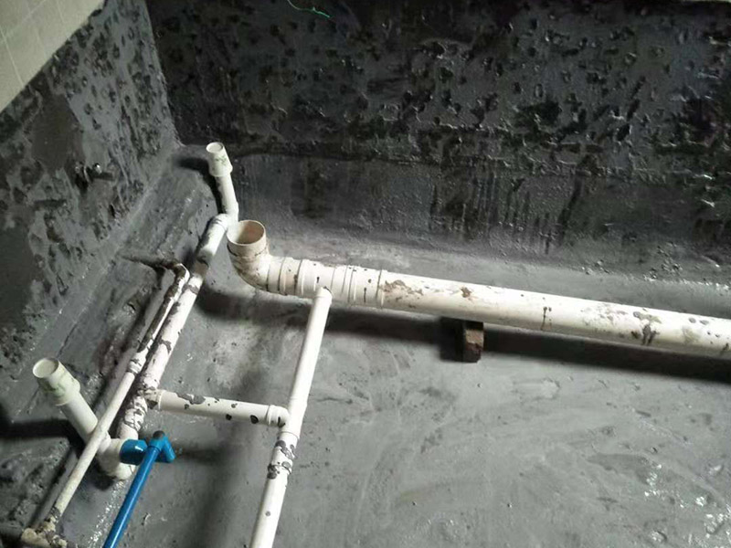 衛(wèi)生間防水：基層處理，基層墻面有空隙、裂縫、不平等缺陷的，用水泥砂漿修補抹平，然后進行防水層施工，將已攪拌好的防水涂料用毛刷均勻刷涂在已涂好底膠的基層表面上，厚度要均勻一致，防水施工完畢后，進行蓄水試驗，經(jīng)過24小時以上無滲漏視為合格。