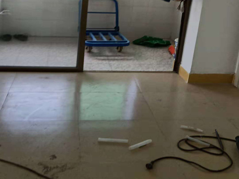 地磚拆除：拆除地面磚最容易的方法是,先想辦法撬開大門口的那塊地磚,因為那塊磚是有一邊露在外面的,比較容易撬開。再用扁的鑿子一片片的往里撬,如果水泥砂漿做得不是特別牢的話,可以用錘子把扁鑿敲進地磚和水泥地面中間的縫隙里的,那樣就能把地磚整塊的撬起來。這樣的方法比用錘子從正面敲碎地磚要容易得多。如果順利的話,可能全部能夠撬起來。如果有一小部份撬不起來的。再用錘子敲碎就行了。