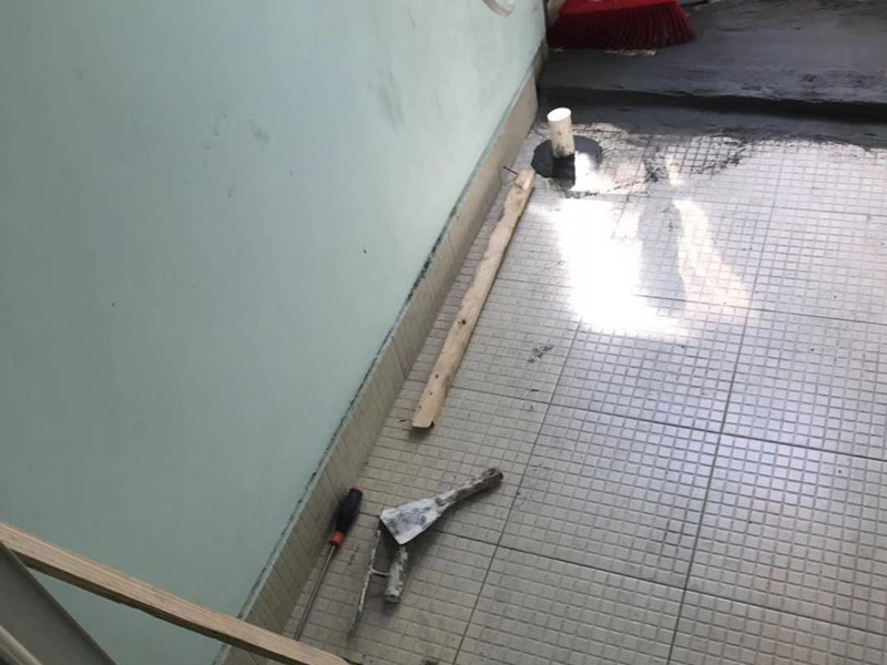 地漏維修：1.在進(jìn)行衛(wèi)生間地漏更換前，需要將所需材料和工具準(zhǔn)備好，例如水泥砂漿、螺絲刀、錘子、刮刀以及新的地漏等。還應(yīng)確認(rèn)好新的地漏是否和家中的舊地漏尺寸大小一致，常見的方形地漏尺寸為十厘米，也有一種十二厘米的圓狀地漏，下水管直徑一般都是5厘米。 2.使用螺絲刀將舊的地漏和四周瓷磚進(jìn)行慢慢翹起分開，再使用一字的螺絲刀將舊地漏周圍的水泥慢慢弄出來，然后使用錘子輕輕的敲擊地漏，讓它和水泥完全分離開來，再將地漏拿出。最后使用槽子將地漏安裝位置四周殘留的水泥清理干凈，做到無雜物，便于后期安裝。 3. 將地漏安裝位置清理完成后，就可以在地漏四周的壁面進(jìn)行耐水膩?zhàn)拥奶幚恚碌芈┑谋趁嬉残枰褂媚佔(zhàn)舆M(jìn)行涂抹處理，這樣做是為了讓地漏和地面更加粘結(jié)。但需要將多余的水泥砂漿鏟去，將地面的垃圾清理干凈。 4. 在進(jìn)行地漏安裝時(shí)，需要先將地漏的芯層取出來，以免施工造成水泥砂漿跑入，影響地漏使用。地漏安裝高度應(yīng)以地磚持平，不能高出地面，再在四周涂抹白水泥進(jìn)行密封，安裝好芯層和表蓋，自然晾干后，就可以使用地漏了。