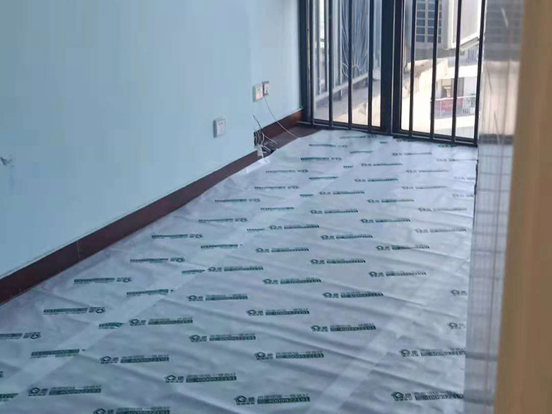 地面保護(hù)裝修：1、防護(hù)，就是針對(duì)被保護(hù)對(duì)象的特點(diǎn)采取各種防護(hù)的措施；2、包裹，就是將被保護(hù)物包裹起來(lái)，以防損傷或污染；3、覆蓋，就是用表面覆蓋的辦法防止堵塞或損傷；4、封閉，就是采取局部封閉的辦法進(jìn)行保護(hù)；5、合理安排施工順序，主要是通過(guò)合理安排不同工作間的施工順序先后以防止后道工序損壞或污染已完施工的成品或生產(chǎn)設(shè)備。