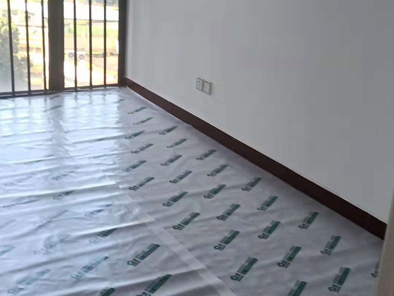 地面保護(hù)裝修：1、防護(hù)，就是針對(duì)被保護(hù)對(duì)象的特點(diǎn)采取各種防護(hù)的措施；2、包裹，就是將被保護(hù)物包裹起來(lái)，以防損傷或污染；3、覆蓋，就是用表面覆蓋的辦法防止堵塞或損傷；4、封閉，就是采取局部封閉的辦法進(jìn)行保護(hù)；5、合理安排施工順序，主要是通過(guò)合理安排不同工作間的施工順序先后以防止后道工序損壞或污染已完施工的成品或生產(chǎn)設(shè)備。