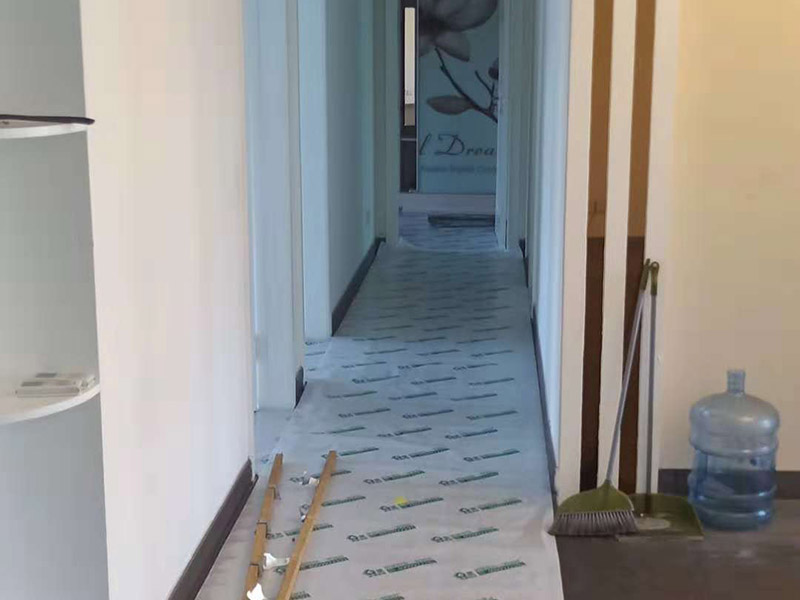 地面保護(hù)裝修：1、防護(hù)，就是針對(duì)被保護(hù)對(duì)象的特點(diǎn)采取各種防護(hù)的措施；2、包裹，就是將被保護(hù)物包裹起來(lái)，以防損傷或污染；3、覆蓋，就是用表面覆蓋的辦法防止堵塞或損傷；4、封閉，就是采取局部封閉的辦法進(jìn)行保護(hù)；5、合理安排施工順序，主要是通過(guò)合理安排不同工作間的施工順序先后以防止后道工序損壞或污染已完施工的成品或生產(chǎn)設(shè)備。