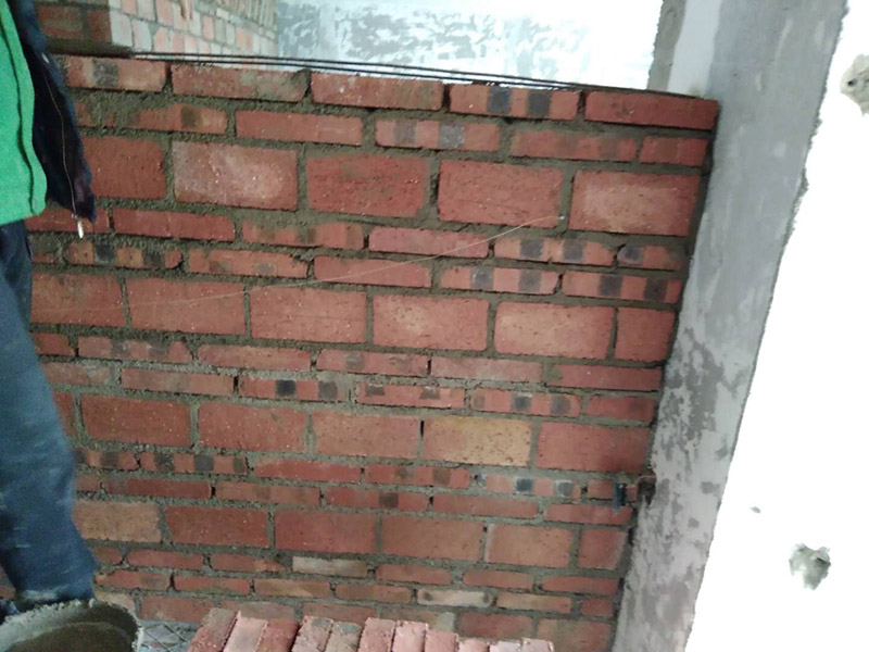 砌墻裝修：砌墻之前設(shè)計(jì)師會(huì)在現(xiàn)場(chǎng)進(jìn)行砌墻&ldquo;放線&rdquo;，將需要砌墻的位置按施工圖設(shè)計(jì)紙要求在地面、墻面彈好標(biāo)線，做好放線，并用磚頭擺放出砌墻位置。材料進(jìn)場(chǎng)，要擺放整齊，方便拿取。衛(wèi)生間和廚房是經(jīng)常用水的地方，防水地梁可以有效的防止，在居住過(guò)程中衛(wèi)生間地面的水，通過(guò)底部滲透到臥室或其它房間。 舊墻體因?yàn)樗菀呀?jīng)涼干收縮好了，而新砌墻體也會(huì)有一個(gè)收縮過(guò)程，如果新舊墻體之間沒有加固，時(shí)間長(zhǎng)了墻體之間容易出現(xiàn)開裂，造成安全隱患，這時(shí)候就需要將新墻和舊之間用鐵絲網(wǎng)加固 新砌墻體時(shí)門頭必須做一道符合受力要求的水泥過(guò)梁。門頭過(guò)梁可有效保證后期安裝房門時(shí)，不會(huì)出現(xiàn)因受壓而變形的情況。我們都知道在砌墻時(shí)每塊紅磚在放入灰漿上之后都要敲幾下，以保證紅磚與灰漿貼合，那么當(dāng)頂部最后一排紅磚再這樣砌法，就無(wú)法完成這個(gè)動(dòng)作，所以斜砌就能從側(cè)面填灰漿再進(jìn)行加固操作，這樣就能保證墻體受力均勻保證質(zhì)量。水泥墻澆水是件大事千萬(wàn)馬虎不得，不澆水墻體的牢固性就不好，很容易產(chǎn)生隱患，所以墻體砌筑24小時(shí)后需要進(jìn)行澆水養(yǎng)護(hù)，保證砂漿強(qiáng)度。