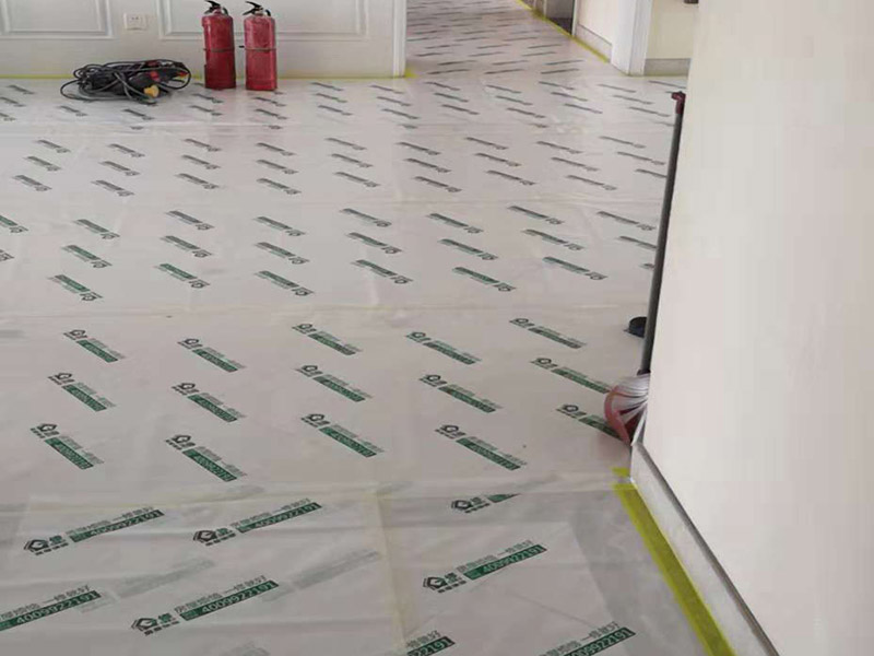 整體裝修翻新：首先要準(zhǔn)備工具裝修前，明確裝修過程涉及的面積。測量的內(nèi)容主要包括：明確裝修過程涉及的面積。特別是貼磚面積、墻面漆面積、壁紙面積、地板面積；明確主要墻面尺寸。特別是以后需要設(shè)計(jì)擺放家具的墻面尺寸。然后主體拆改是最先上的一個(gè)項(xiàng)目，主要包括拆墻、砌墻、鏟墻皮、拆暖氣、換塑鋼窗等等。拆改完的垃圾，要及時(shí)清理出去，保證室內(nèi)的清潔，也是為了方便施工。水電改造前，櫥柜設(shè)計(jì)師應(yīng)上門進(jìn)行第一次測量，幫你確定好電源、水路的改造方案。熱水器，也最好派人來根據(jù)你所確定的型號，設(shè)計(jì)好電源、接口的位置。