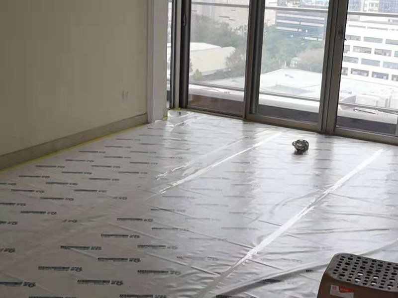 整體裝修翻新：首先要準(zhǔn)備工具裝修前，明確裝修過程涉及的面積。測量的內(nèi)容主要包括：明確裝修過程涉及的面積。特別是貼磚面積、墻面漆面積、壁紙面積、地板面積；明確主要墻面尺寸。特別是以后需要設(shè)計(jì)擺放家具的墻面尺寸。然后主體拆改是最先上的一個(gè)項(xiàng)目，主要包括拆墻、砌墻、鏟墻皮、拆暖氣、換塑鋼窗等等。拆改完的垃圾，要及時(shí)清理出去，保證室內(nèi)的清潔，也是為了方便施工。水電改造前，櫥柜設(shè)計(jì)師應(yīng)上門進(jìn)行第一次測量，幫你確定好電源、水路的改造方案。熱水器，也最好派人來根據(jù)你所確定的型號，設(shè)計(jì)好電源、接口的位置。