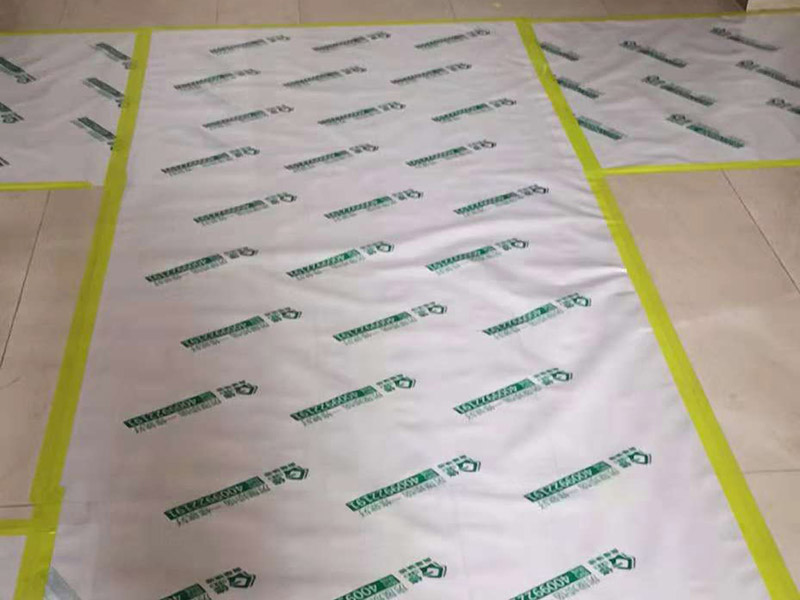 整體裝修翻新：首先要準(zhǔn)備工具裝修前，明確裝修過程涉及的面積。測量的內(nèi)容主要包括：明確裝修過程涉及的面積。特別是貼磚面積、墻面漆面積、壁紙面積、地板面積；明確主要墻面尺寸。特別是以后需要設(shè)計(jì)擺放家具的墻面尺寸。然后主體拆改是最先上的一個(gè)項(xiàng)目，主要包括拆墻、砌墻、鏟墻皮、拆暖氣、換塑鋼窗等等。拆改完的垃圾，要及時(shí)清理出去，保證室內(nèi)的清潔，也是為了方便施工。水電改造前，櫥柜設(shè)計(jì)師應(yīng)上門進(jìn)行第一次測量，幫你確定好電源、水路的改造方案。熱水器，也最好派人來根據(jù)你所確定的型號，設(shè)計(jì)好電源、接口的位置。