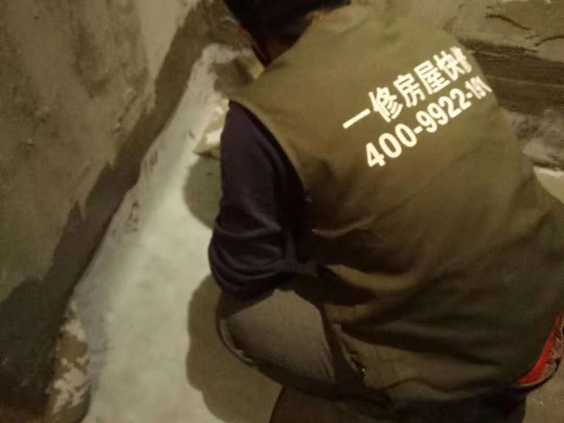 衛(wèi)生間做防水卷材：施工前要確保地面的干爽防水涂料要涂滿，沒有任何遺漏與基層結(jié)合要牢固、沒有裂紋、無氣泡、無脫落的現(xiàn)象涂刷的高度是一致的，厚度要達(dá)到產(chǎn)品規(guī)定的要求，要注意的是要等待第1遍涂料，干透后才可以進(jìn)行第2遍涂料的粉刷，具體的時間要看產(chǎn)品特性來確定的。