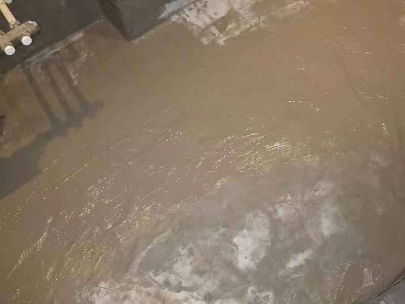 衛(wèi)生間做防水卷材：施工前要確保地面的干爽防水涂料要涂滿，沒有任何遺漏與基層結(jié)合要牢固、沒有裂紋、無氣泡、無脫落的現(xiàn)象涂刷的高度是一致的，厚度要達(dá)到產(chǎn)品規(guī)定的要求，要注意的是要等待第1遍涂料，干透后才可以進(jìn)行第2遍涂料的粉刷，具體的時間要看產(chǎn)品特性來確定的。