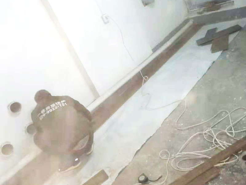 地板重新鋪貼：1. 鋪設(shè)前必須清除毛地板下空間內(nèi)的刨花等雜物。 2.毛地板鋪設(shè)時，應(yīng)與格柵成30&deg;或45&deg;斜向釘牢，并使其髓心向上，板間的縫隙不大于3㎜，與墻之間留有8~12㎜空隙，表面應(yīng)刨平。 空鋪式木格柵（其間無真料）的兩端應(yīng)墊實釘牢。當(dāng)采用地壟墻、墩時，應(yīng)與格柵固定牢固。木格柵與墻間應(yīng)留出游小于30㎜ 的縫隙。 實鋪式木格柵（其實有填料）的截面尺寸、間距及穩(wěn)固方法等均應(yīng)按設(shè)計要求鋪設(shè)。木格柵作防腐處理。 踢腳板用釘與墻內(nèi)防腐木磚釘牢，釘帽砸扁沖入板內(nèi)。踢腳板要求與墻緊貼，上口平直。踢腳板接縫處應(yīng)作企口或錯口相接，在90&deg;轉(zhuǎn)達角處應(yīng)作45&deg;斜角相接。踢腳板與木地板面層交接處釘設(shè)木壓條。