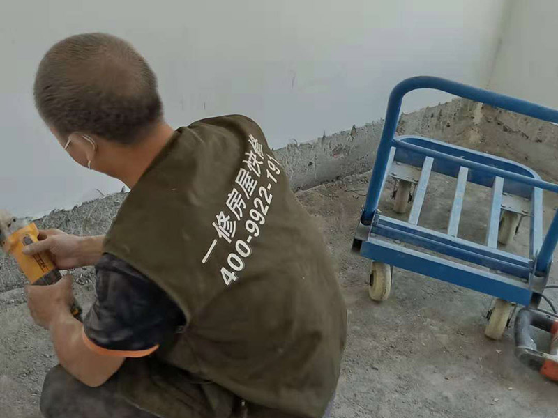 電路改造維修：一：定位 我們要用電需求進(jìn)行定位，比如：哪里需要開關(guān)插座，哪里需要燈，哪里需要安裝空調(diào)等要求，電工會根據(jù)你的需求進(jìn)行定位，這樣使用起來非常方便。 二：開槽 完成定位之后，師傅會按照定位和電路走向，進(jìn)行開槽布線，開的槽要橫平豎直，這樣才是規(guī)范的做法。 三：布線 布線都是使用線管進(jìn)行暗埋，有PVC和冷彎管兩種，冷彎管彎曲效果很好，不會斷裂，是布線不錯的選擇，它的轉(zhuǎn)角有一定弧度，線可以隨便更換，不需要開墻。 四：彎管 如果選擇冷彎管的話，需要借助彎管工具，弧度是線管直徑的十倍，這樣穿線或拆線，才能暢通無阻。 五：布線要遵循的原則 (1)強弱電之間的距離是30-50公分，避免受到干擾，影響正常使用，甚至不安全，強弱電不可以在同一根管內(nèi)。 (2)管子里面的導(dǎo)線總截面面積，要比保護管截面面積小百分之四十，比如：二十的管內(nèi)最多可以穿四根2.5平方的電線。 (3)如果線管需要連接，肯定要使用接頭，接頭和管子要用膠粘牢固。線管在地面的話，需要進(jìn)行保護，預(yù)防被踩裂，影響后期檢修。 (4)如果布線長度超過了十五米，或者是有三個彎曲的時候，在中間需要多安裝一個線盒，在拆裝電線時，過長或者彎曲太多，線從穿線管里面過不去。 (5)空調(diào)插座安裝需要離地面兩米以上，電線線路和煤氣管道的距離要在四十公分以上;插座安裝要離地面三十公分的高度。